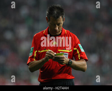 Arbitro Wolfgang Stark tenendo giù i nomi sulla scheda gialla, Franz Beckenbauer addio partita, FC Bavaria Monaco di Baviera v. Real Madrid a Foto Stock