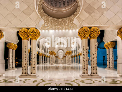 Portico, Moschea Bianca, Abu Dhabi, Emirati Arabi Uniti Foto Stock