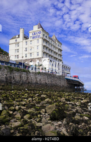 L'imponente Victorian 'Grand Hotel' che sovrasta la spiaggia di Llandudno, Wales, Regno Unito Foto Stock