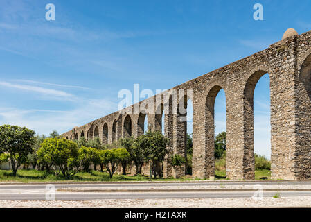 Evora, Portogallo - 30 Aprile 2014: antico acquedotto romano si trova a Evora, Portogallo. Foto Stock