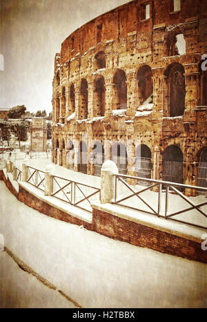 Una nevicata oltre il Colosseo a Roma, Italia Foto Stock