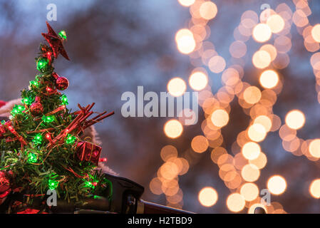 Piccolo albero di natale con la luce bokeh in background Foto Stock