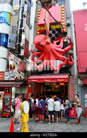 Le persone si mettono in fila per acquistare takoyaki Takoyaki dal negozio a Dotonbori street il 7 luglio 2015 di Osaka in Giappone. Foto Stock