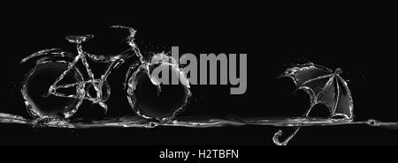 Una bicicletta fatta di acqua per rappresentare eco-friendly il trasporto con un ombrello flottante. Foto Stock