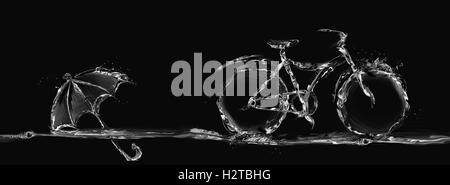 Una bicicletta fatta di acqua per rappresentare eco-friendly il trasporto con un ombrello flottante. Foto Stock