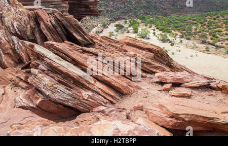 Kalbarri Parco Nazionale di dettaglio degli strati di pietra arenaria rossa bordi sulla scogliera che si affaccia sul fiume gorge in Western Australia. Foto Stock
