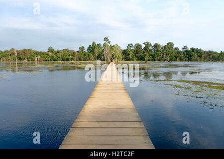 Ponte di legno su un lago a Siem Reap in Cambogia Foto Stock
