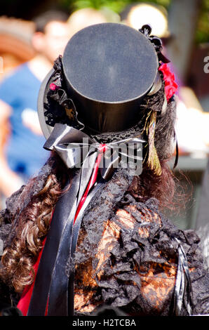 Partecipante indossando un decorato top hat a una convenzione steampunk Anno 1900 in Lussemburgo Fond de Gras nel settembre 2016 Foto Stock