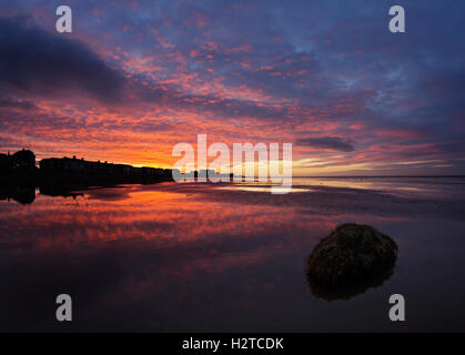 Tramonto dietro la Knott fine sul mare presi da Morecambe Bay, Lancashire, Regno Unito Foto Stock