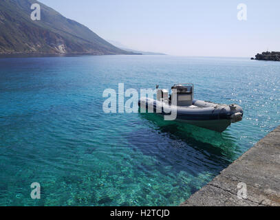 Barca nella Baia Loutro, nel sud di Creta, Grecia. Foto Stock