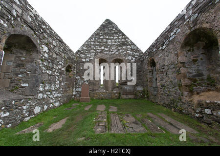 Isola di Islay, Scozia. Vista interna dei rovinato rimane dell'ex Kildalton chiesa parrocchiale. Foto Stock