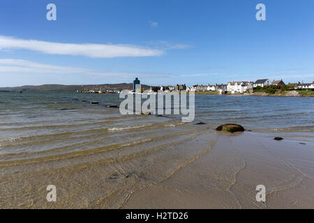 Isola di Islay, Scozia. Pittoresco e tranquillo vista di Port Ellen's Waterfront, a Frederick Crescent. Foto Stock