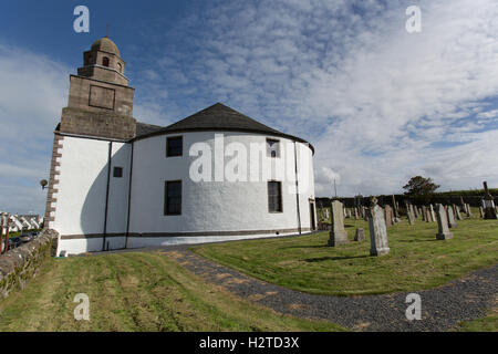 Isola di Islay, Scozia. Vista pittoresca del XVIII secolo la Chiesa di Scozia il turno della Chiesa, nel villaggio di Bowmore. Foto Stock