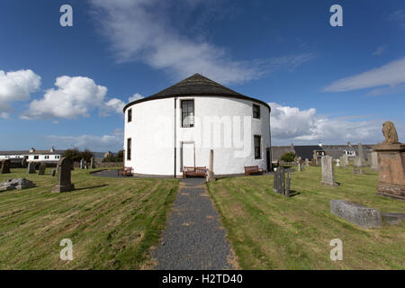 Isola di Islay, Scozia. Vista pittoresca del XVIII secolo la Chiesa di Scozia il turno della Chiesa, nel villaggio di Bowmore. Foto Stock