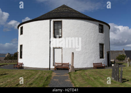 Isola di Islay, Scozia. Vista pittoresca del XVIII secolo la Chiesa di Scozia il turno della Chiesa, nel villaggio di Bowmore. Foto Stock