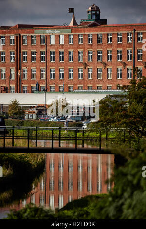 Botany Bay shopping mill originariamente un cotonificio a Chorley Lancashire Regno Unito sulle rive del Leeds Liverpool Canal. Foto Stock