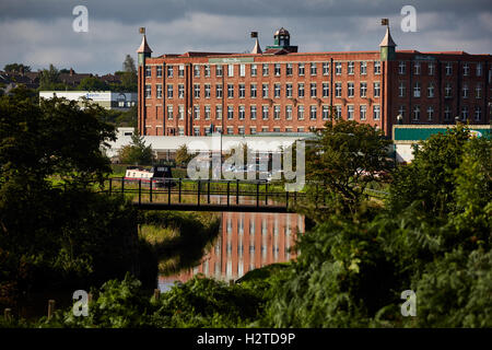 Botany Bay shopping mill originariamente un cotonificio a Chorley Lancashire Regno Unito sulle rive del Leeds Liverpool Canal. Foto Stock