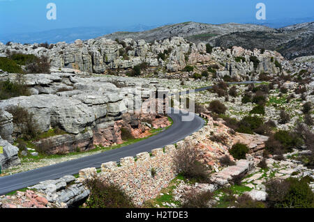 Paesaggio roccioso con strada tortuosa. El Torcal, Andalusia, Spagna, Europa Foto Stock