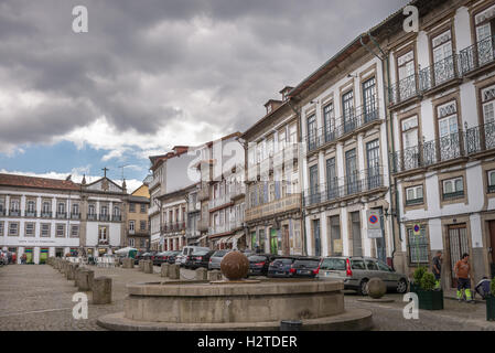 Guimaraes, Portogallo - 28 Aprile 2014: facciate ed edifici medievali e vicolo vicino alla piazza di Santiago, noto anche come Sao Ti Foto Stock