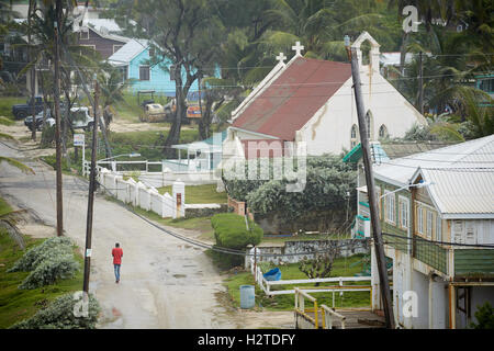 Barbados costa atlantica Bathsheba chiesa palme village città di pescatori piccola strada sterrata paesaggio viaggiatori di viaggio in viaggio Foto Stock