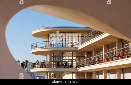 Il De La Warr Pavilion a Bexhill, East Sussex. Una vista attraverso il bandstand verso il balcone del cafe'. Foto Stock