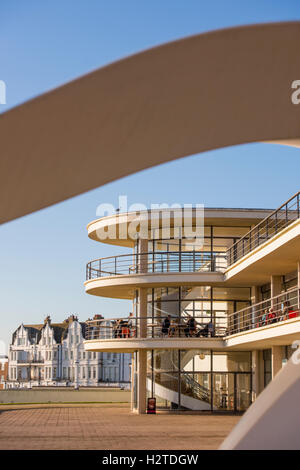 Il De La Warr Pavilion a Bexhill, East Sussex. Una vista attraverso il supporto di banda verso i balconi. Foto Stock