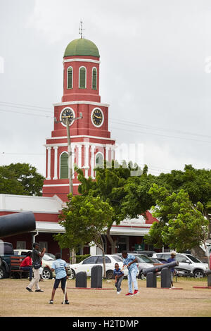 Barbados Bridgetown Garrison clock tower guardiola Garrison Savannah costruito 1803 Autodromo di Savannah la gioventù locale bambini nativ Foto Stock