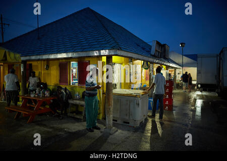 Barbados Oistins pub bar a bere locali città costiera parrocchia Cristo chiesa del villaggio di pesca i turisti appendere fuori venerdì notte Mar Foto Stock