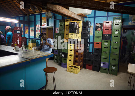 Barbados Oistins pub bar a bere locali città costiera parrocchia Cristo chiesa del villaggio di pesca i turisti appendere fuori venerdì notte Mar Foto Stock