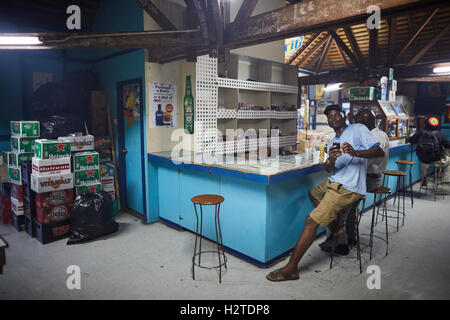 Barbados Oistins pub bar a bere locali città costiera parrocchia Cristo chiesa del villaggio di pesca i turisti appendere fuori venerdì notte Mar Foto Stock