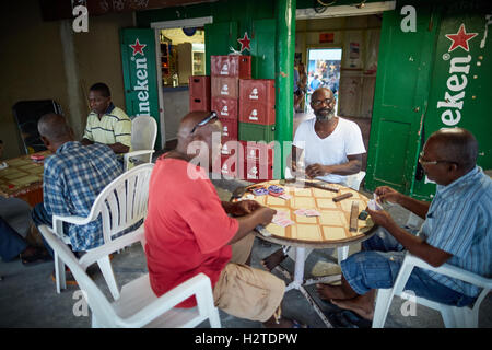 Barbados Oistins chef cucinare la cottura città costiera parrocchia Cristo chiesa del villaggio di pesca i turisti appendere fuori venerdì notte di mercato baz Foto Stock