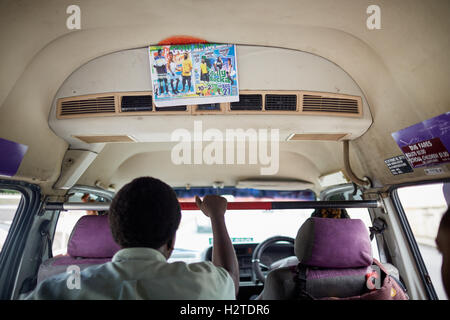 Barbados Oistins ZRs minibus taxi Bridgetown di proprietà privata mini-furgoni percorsi predeterminati boogie reggie bus route 11 interio Foto Stock