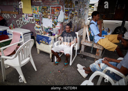 Barbados luogo rende le aziende Bridgetown poveri rundown spazzatura scruffy privi di povertà comune onu ghetto-mantenuto Shabby waitin Foto Stock