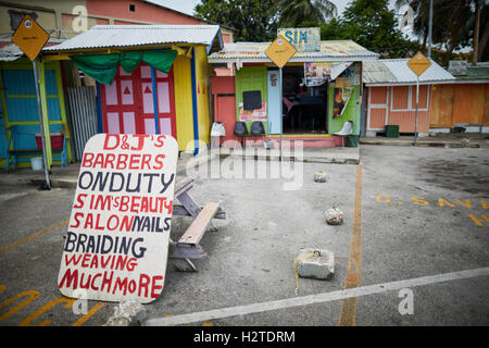 Barbados luogo rende le aziende Bridgetown poveri rundown spazzatura scruffy privi di povertà comune onu ghetto-mantenuto Shabby waitin Foto Stock