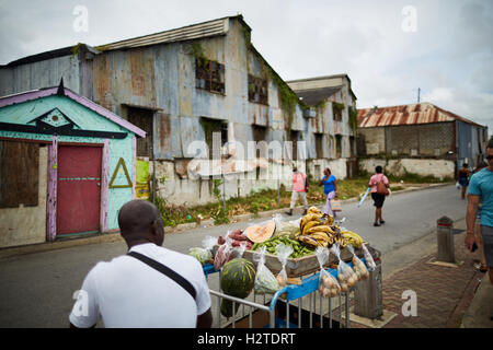 Barbados luogo di mercato le imprese di Bridgetown poveri rundown spazzatura scruffy privi di povertà comune onu ghetto-mantenuto Shabby waiti Foto Stock