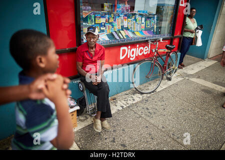 Barbados luogo di mercato le imprese di Bridgetown poveri rundown spazzatura scruffy privi di povertà comune onu ghetto-mantenuto Shabby waiti Foto Stock