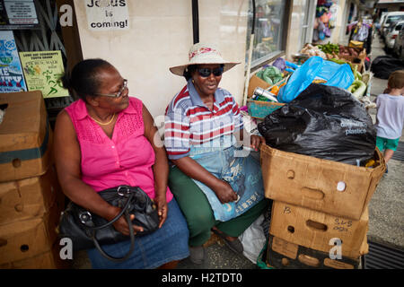 Barbados luogo di mercato le imprese di Bridgetown poveri rundown spazzatura scruffy privi di povertà comune onu ghetto-mantenuto Shabby waiti Foto Stock