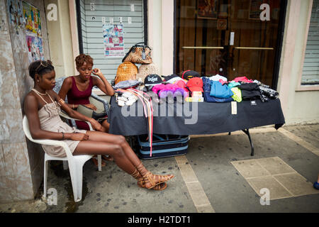 Barbados luogo di mercato le imprese di Bridgetown poveri rundown spazzatura scruffy privi di povertà comune onu ghetto-mantenuto Shabby waiti Foto Stock