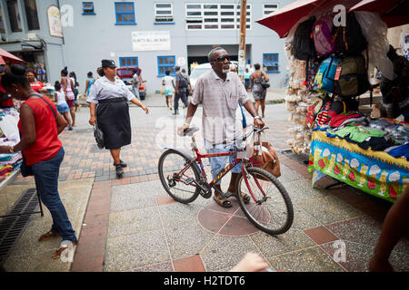 Barbados market place commercianti Bridgetown poveri rundown spazzatura scruffy privi di povertà comune onu ghetto-mantenuto Shabby in attesa Foto Stock