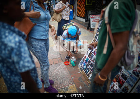 Barbados market place commercianti Bridgetown poveri rundown spazzatura scruffy privi di povertà comune onu ghetto-mantenuto Shabby in attesa Foto Stock