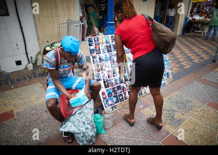 Barbados market place commercianti Bridgetown poveri rundown spazzatura scruffy privi di povertà comune onu ghetto-mantenuto Shabby in attesa Foto Stock