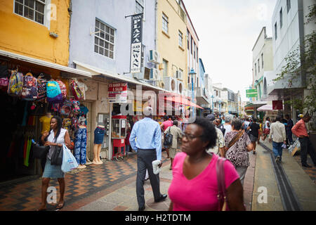 Barbados market place commercianti Bridgetown poveri rundown spazzatura scruffy privi di povertà comune onu ghetto-mantenuto Shabby in attesa Foto Stock