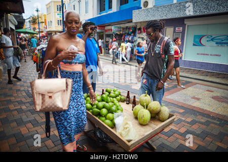 Barbados market place commercianti Bridgetown poveri rundown spazzatura scruffy privi di povertà comune onu ghetto-mantenuto Shabby in attesa Foto Stock