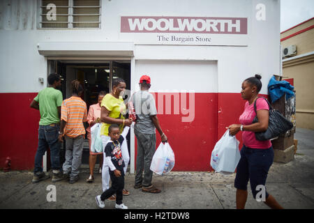 Barbados market place commercianti Bridgetown poveri rundown spazzatura scruffy privi di povertà comune onu ghetto-mantenuto Shabby in attesa Foto Stock