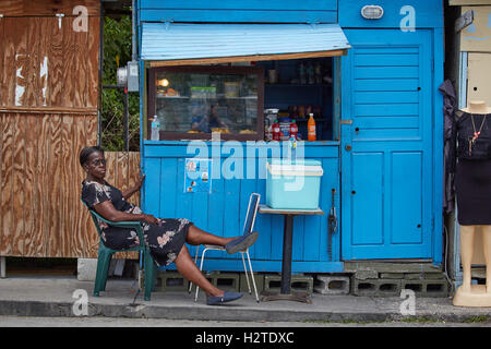 Barbados market place commercianti Bridgetown poveri rundown spazzatura scruffy privi di povertà comune onu ghetto-mantenuto Shabby in attesa Foto Stock