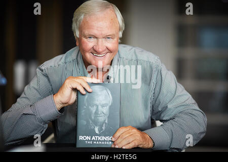 Sorridenti ritratto Ron Atkinson poste ritratto al lancio ufficiale libro firma tenendo la sua autobiografia hardback Foto Stock
