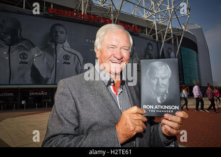 Ronald Ron Atkinson Old Trafford Manchester famose celebrità famosa figura pubblica notorietà a stella le prestazioni eseguendo eseguire Foto Stock