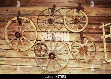 Appoggiate appendere alla parete di una vecchia casa Foto Stock