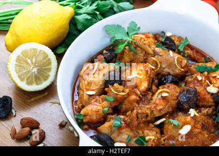 Stufato di pollo con spezie in una salsa di pomodoro Foto Stock