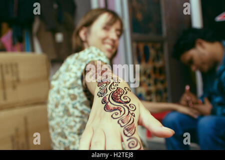 Pittura henna sulla mano Foto Stock